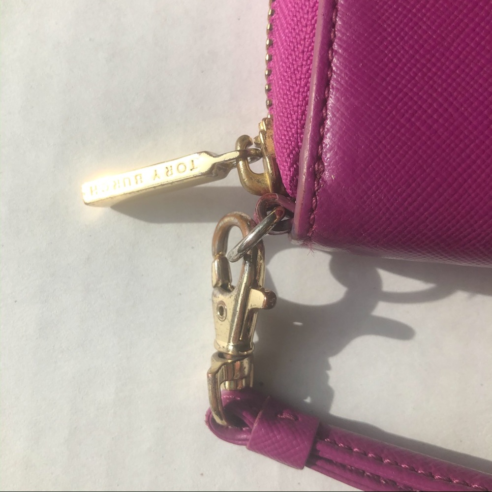 Tory Burch Robinson Wristlet Smartphone Fuchsia - Picture 4 of 8
